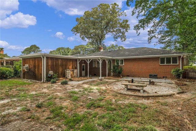 406 Sparrow RD, Chesapeake, VA 23325