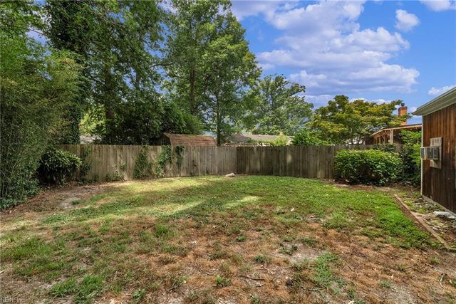 406 Sparrow RD, Chesapeake, VA 23325