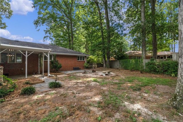406 Sparrow RD, Chesapeake, VA 23325