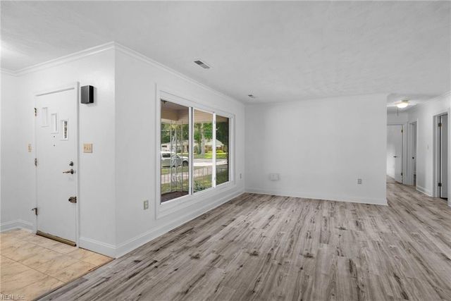 406 Sparrow RD, Chesapeake, VA 23325