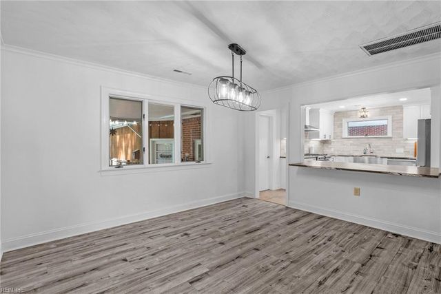 406 Sparrow RD, Chesapeake, VA 23325