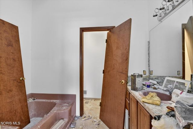 1957 Carvelle Drive, Northwood, OH 43619