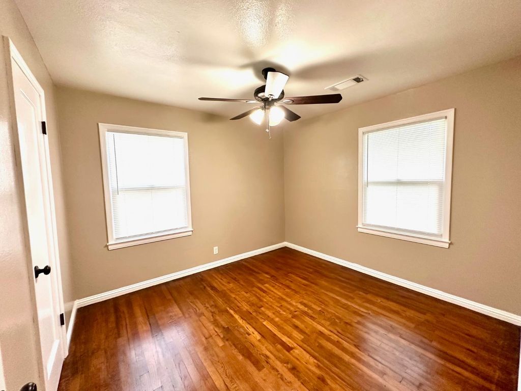 Image 15 of property listing at 1319 N Richmond Avenue, Hanford, CA 93230