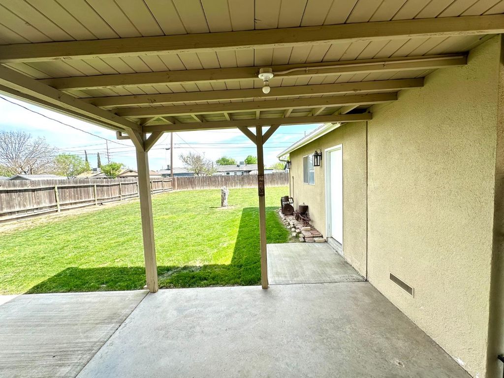 Image 16 of property listing at 1319 N Richmond Avenue, Hanford, CA 93230