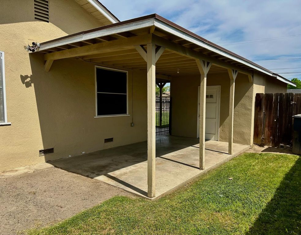 Image 3 of property listing at 1319 N Richmond Avenue, Hanford, CA 93230