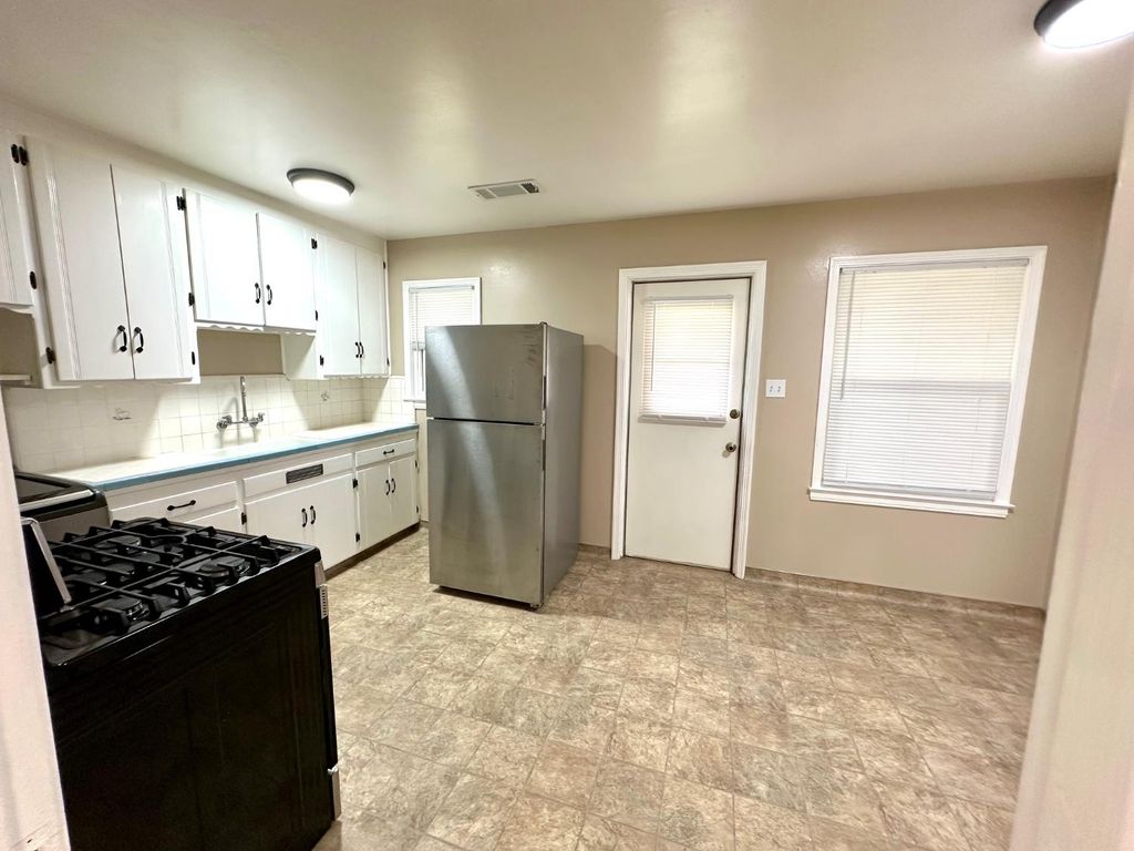 Image 6 of property listing at 1319 N Richmond Avenue, Hanford, CA 93230