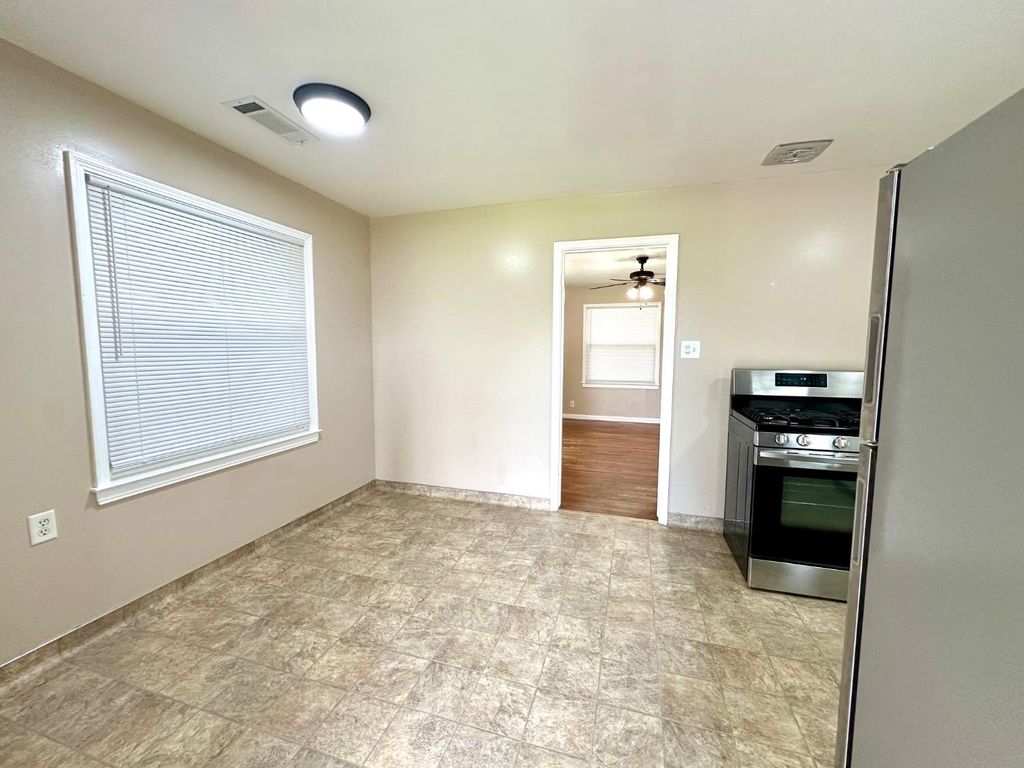 Image 7 of property listing at 1319 N Richmond Avenue, Hanford, CA 93230