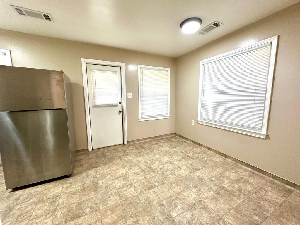 Image 8 of property listing at 1319 N Richmond Avenue, Hanford, CA 93230