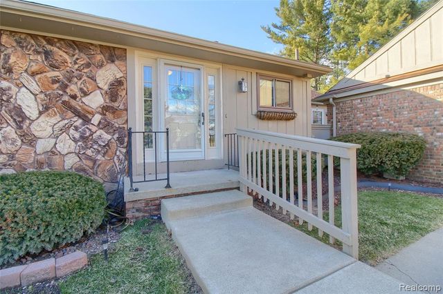 9780 Cambridge Cambridge Ct. 3, South Lyon, MI 48178