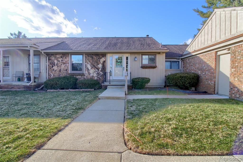 9780 Cambridge Cambridge Ct. 3, South Lyon, MI 48178