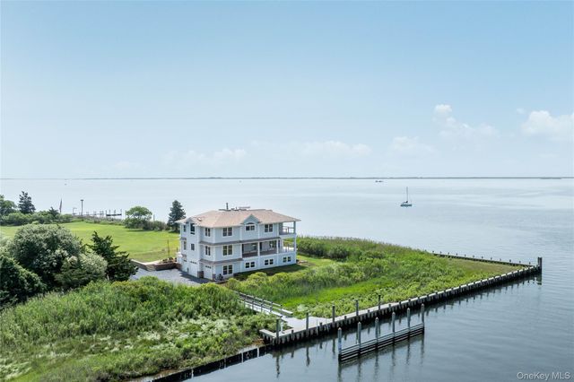 7 Convent Lane, Center Moriches, NY 11934