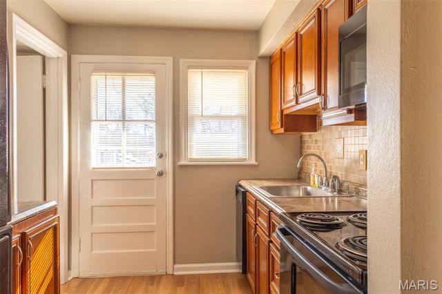 8570 North Avenue, St John, MO 63114