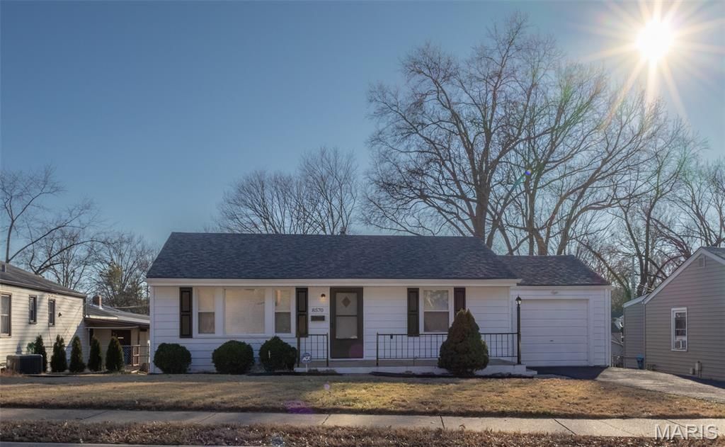 8570 North Avenue, St John, MO 63114