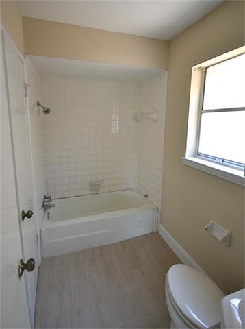 11211 Ash Creek Drive, Houston, TX 77043