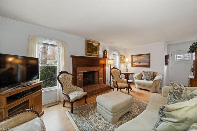 1337 Robin Hood Forest Drive, Pfafftown, NC 27040