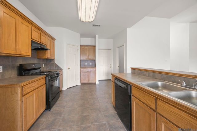 36001 Raleigh Dr, Denham Springs, LA 70706