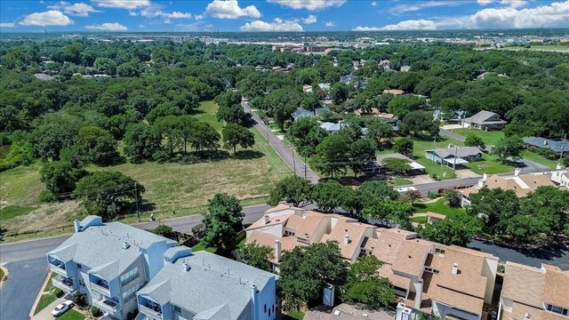 29 Oakbrook Drive, Lewisville, TX 75057