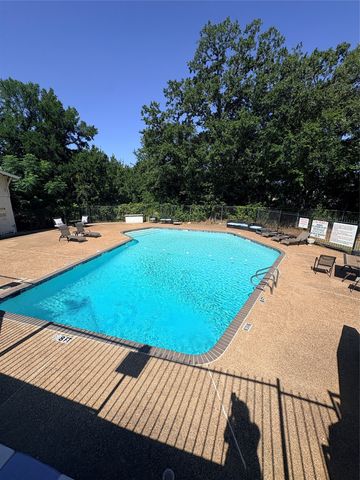 29 Oakbrook Drive, Lewisville, TX 75057