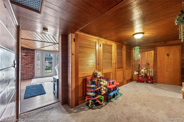 2556 N Williams Lake Rd. Road, Waterford, MI 48327