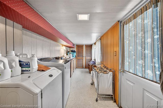 2556 N Williams Lake Rd. Road, Waterford, MI 48327