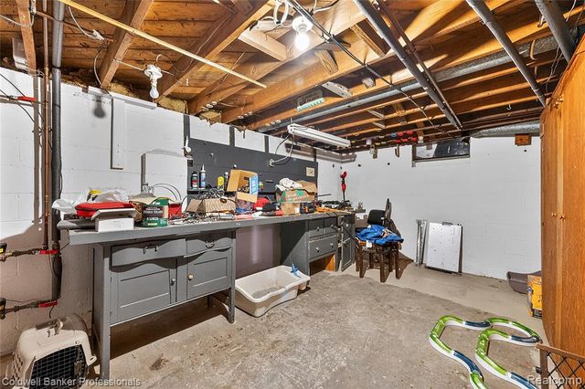 2556 N Williams Lake Rd. Road, Waterford, MI 48327