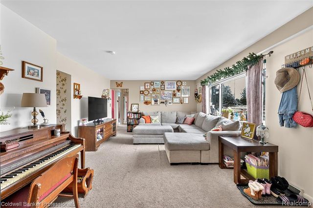 2556 N Williams Lake Rd. Road, Waterford, MI 48327