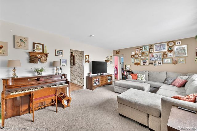 2556 N Williams Lake Rd. Road, Waterford, MI 48327