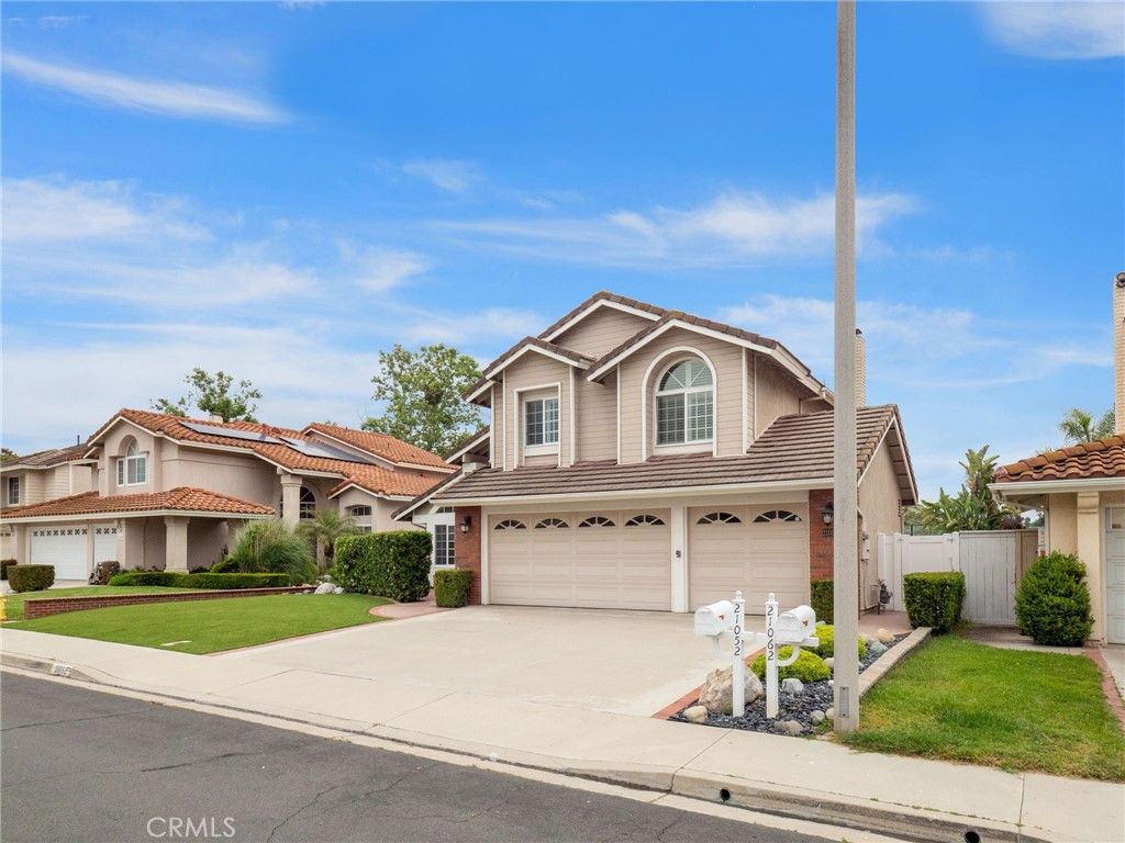 Image 2 of property listing at 21052 Kensington Lane, Lake Forest, CA 92630