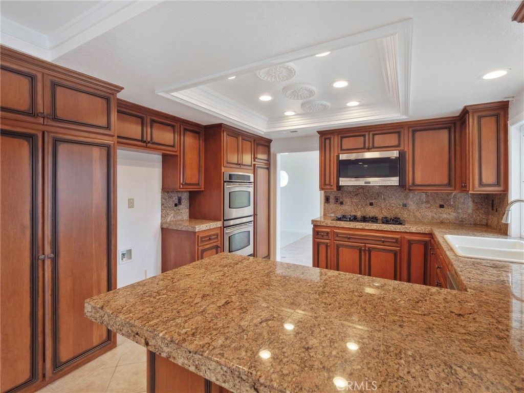 Image 9 of property listing at 21052 Kensington Lane, Lake Forest, CA 92630