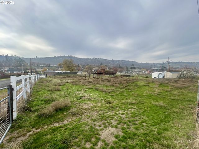 917 MYRTLE St, The Dalles, OR 97058