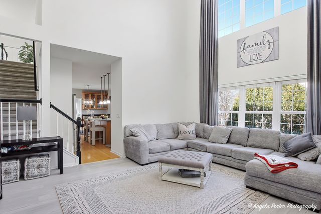 9 Laurel Valley Court, Lake In The Hills, IL 60156