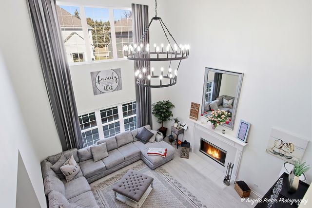 9 Laurel Valley Court, Lake In The Hills, IL 60156