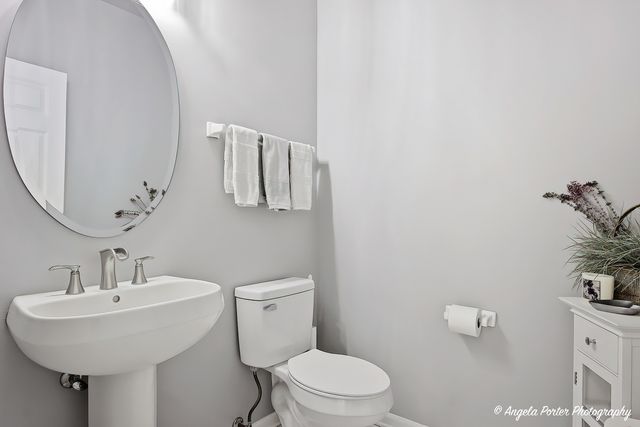 9 Laurel Valley Court, Lake In The Hills, IL 60156