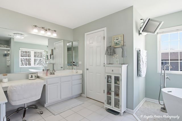 9 Laurel Valley Court, Lake In The Hills, IL 60156