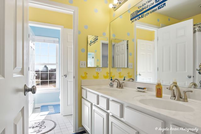 9 Laurel Valley Court, Lake In The Hills, IL 60156