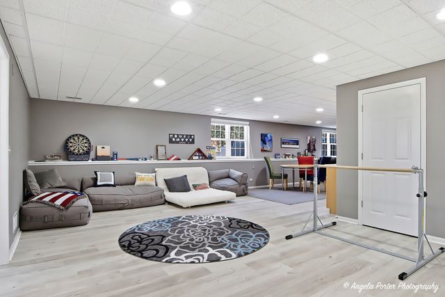 9 Laurel Valley Court, Lake In The Hills, IL 60156