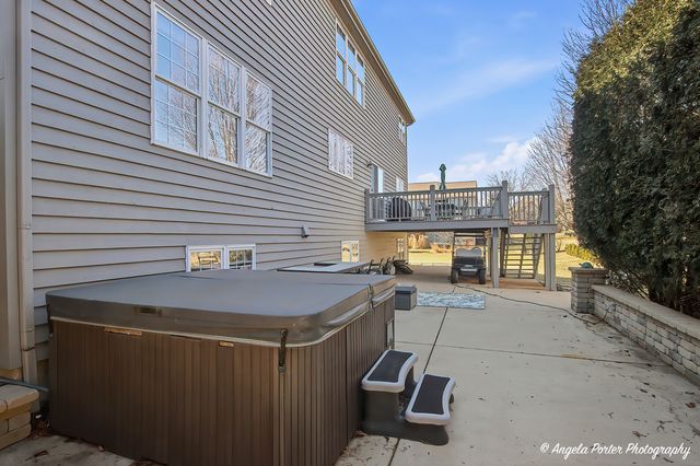 9 Laurel Valley Court, Lake In The Hills, IL 60156