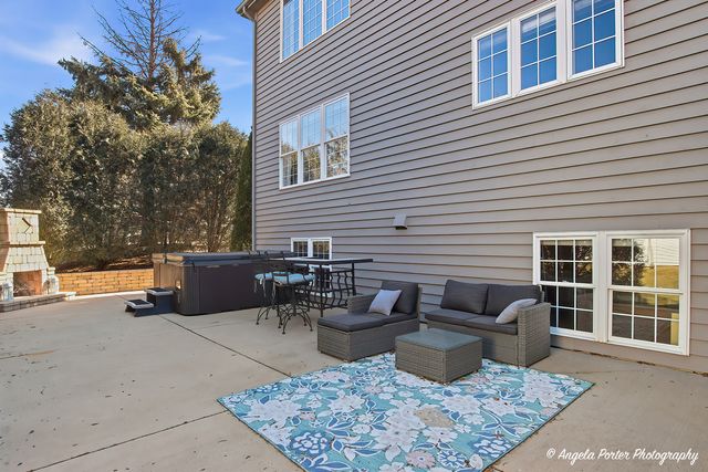 9 Laurel Valley Court, Lake In The Hills, IL 60156