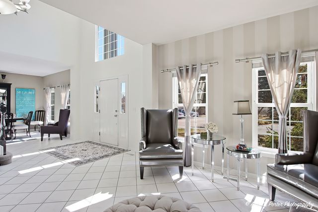 9 Laurel Valley Court, Lake In The Hills, IL 60156