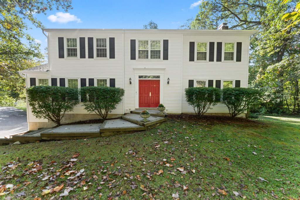 2 Sutherland Drive, Newtown, CT 06482
