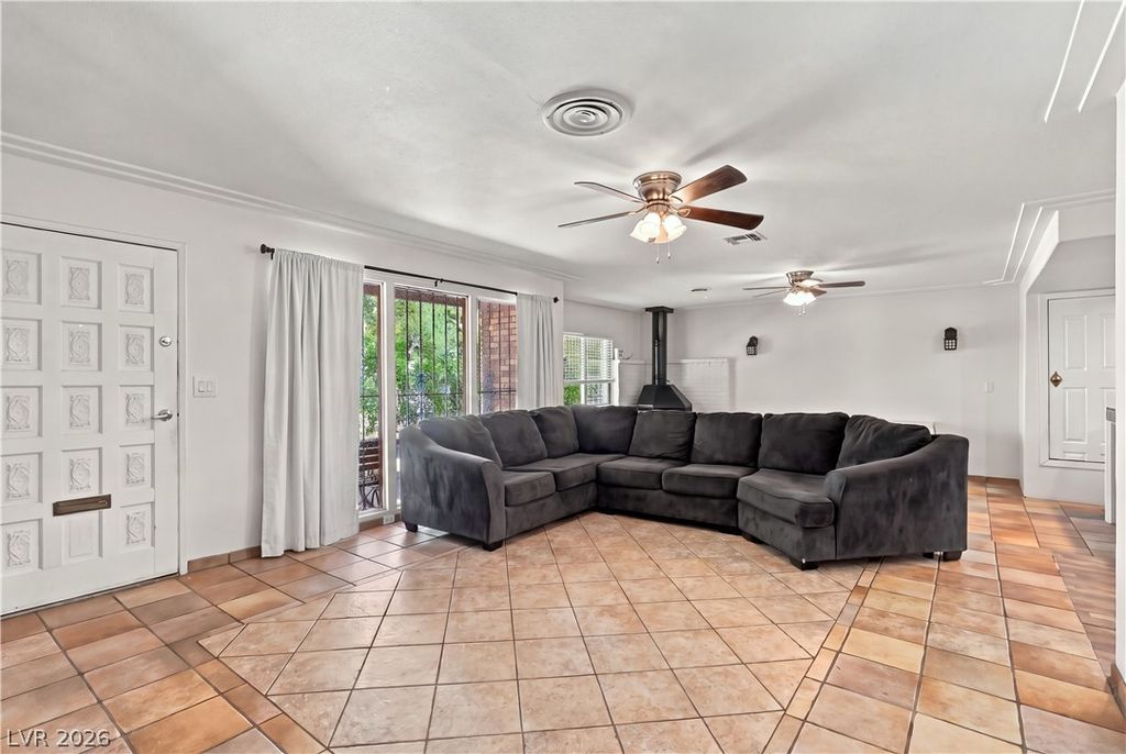 2828 Willoughby Avenue, Las Vegas, NV 89101 — photo 2