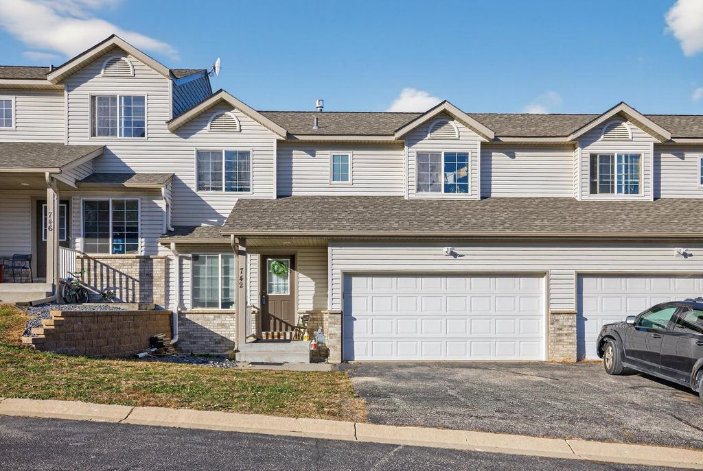 742 Baylee Place SW, Pine Island, MN 55963