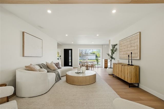 7358 Paso Robles ave, Lake Balboa, CA 91406