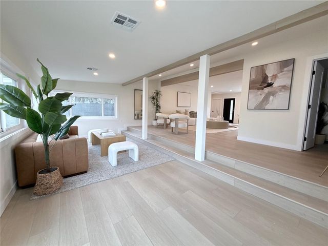 7358 Paso Robles ave, Lake Balboa, CA 91406