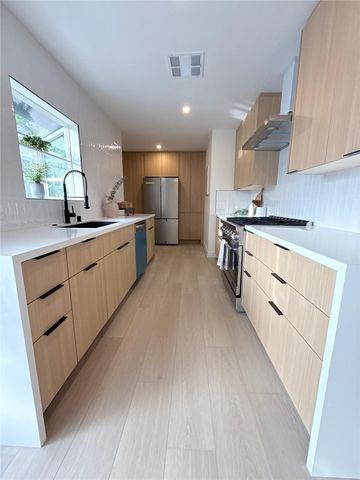 7358 Paso Robles ave, Lake Balboa, CA 91406