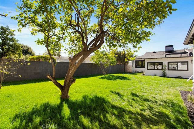 7358 Paso Robles ave, Lake Balboa, CA 91406