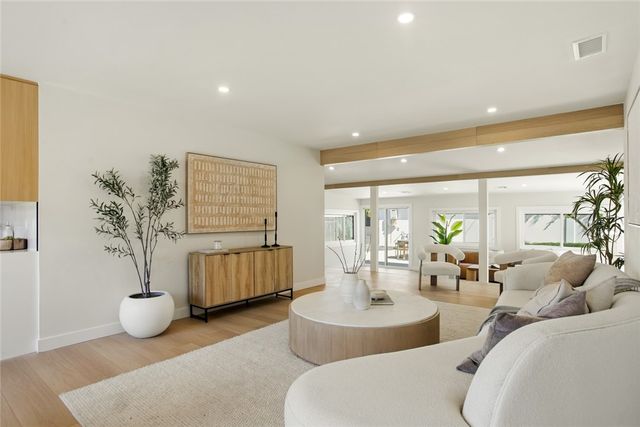 7358 Paso Robles ave, Lake Balboa, CA 91406