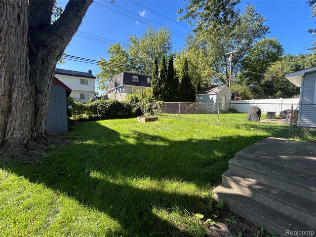11511 Big Lake Road, Springfield Charter Township, MI 48350