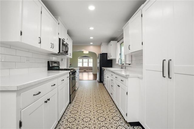 3210 Steele Road, Kansas City, KS 66106