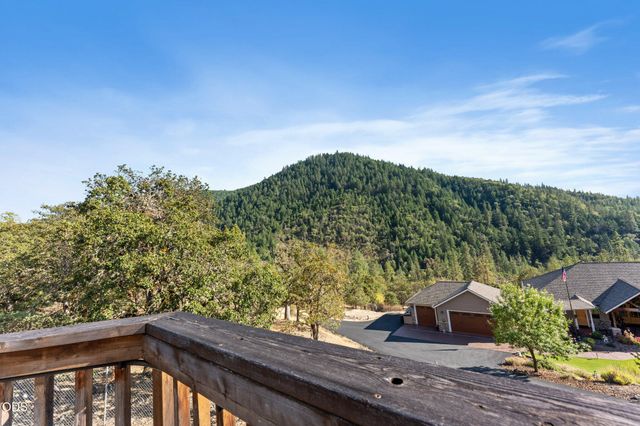 1144 Colonial Drive, Grants Pass, OR 97526